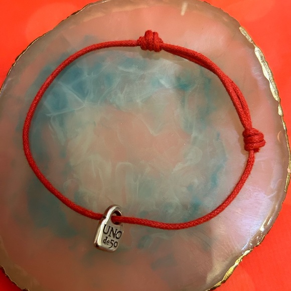 Uno de 50 red adjustable bracelet with silver charm - Picture 2 of 3